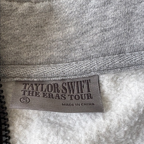 Taylor Swift The Eras Tour Graphic Gray Sweatshirt Size Small - Picture 5 of 7